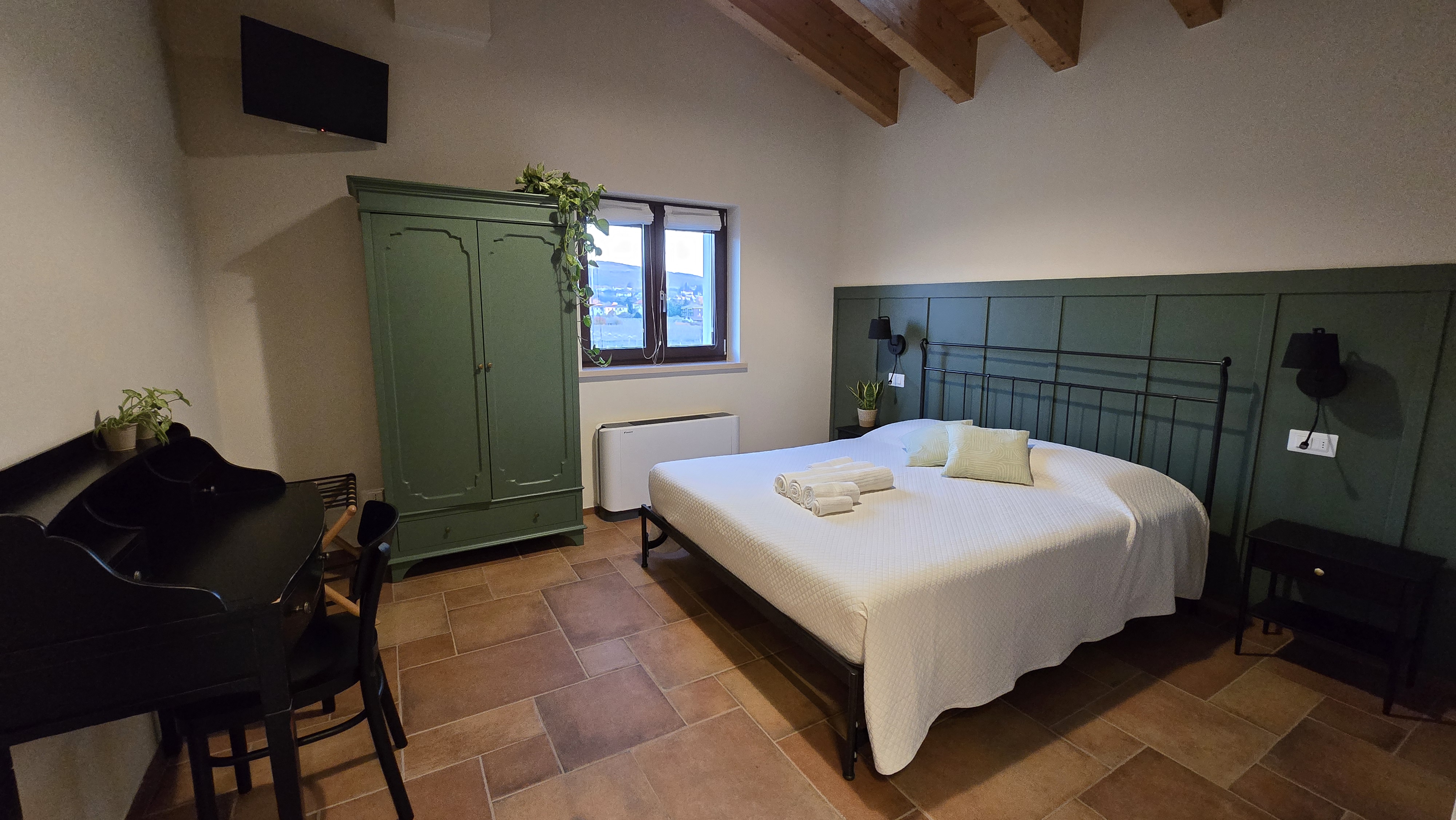 Camera Doppia Romantica - travi a vista e pavimento in cotto della tradizione veneta, Agriturismo Igino